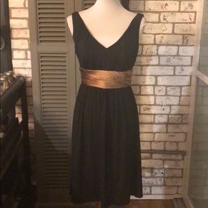 V-neck dress with silk copper waistband